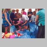 111-1078 Eine Aufnahme aus dem Kindergarten in Wehlau. Begeistert werden die neuen Sachspenden empfangen.jpg